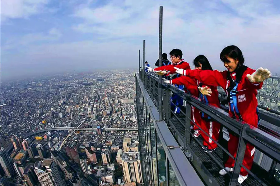 SkyView is a must-visit destination for adventure lovers. You'll have the chance to experience the thrill of standing on the SkyTouch bridge, where you can admire panoramic views of Saigon from a height of nearly 400 meters.