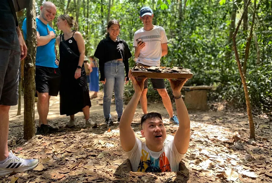 tourists crawling inside cu chi tunnels