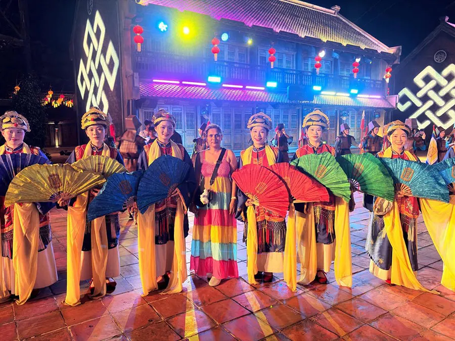 "The Quintessence of Vietnam" is a spectacular live performance that perfectly recreates the thousand-year-old culture on the stage of the ancient capital, with its majestic city gates, moss-covered courtyards, and magnificent palaces.