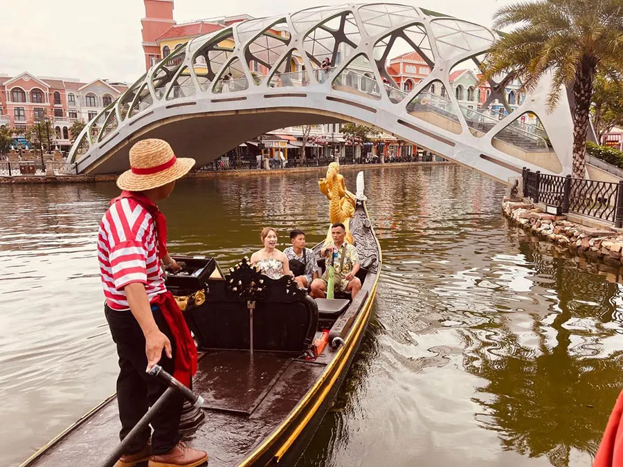 Visitors can enjoy a gondola ride on the 400-meter-long canal, admiring the bustling streets and the romantic bridge, an ideal spot for taking photos.