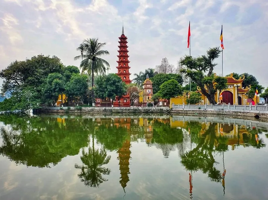 Saigon Adventure’s full-day Hanoi tour takes a group of international tourists to visit the Ho Chi Minh Mausoleum—one of Hanoi’s prominent attractions.