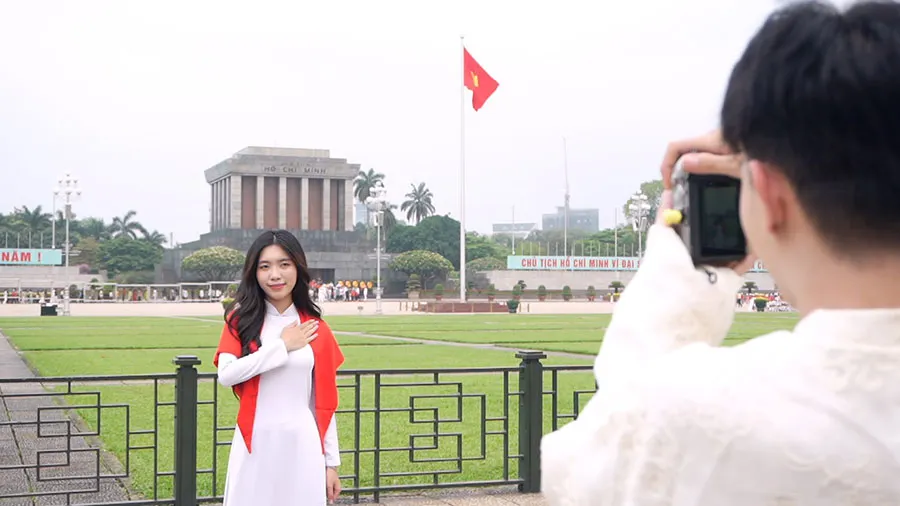 Try wearing a traditional Vietnamese ao dai and taking a commemorative photo at the Ho Chi Minh Mausoleum – it will be a truly special experience when you visit Vietnam.