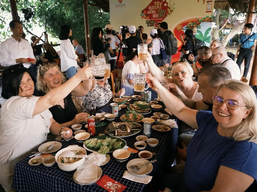 At lunchtime, visitors can relax and enjoy lunch with local specialties.
