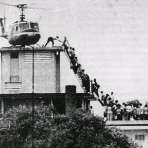 Iconic 1975 helicopter evacuation from the rooftop of 22 Ly Tu Trong Street in Saigon, a pivotal historical site visited on our private motorbike tour.