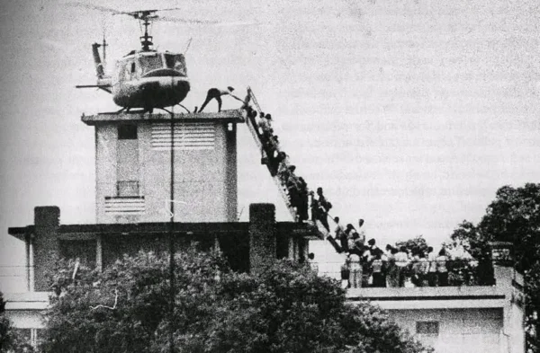 Iconic 1975 helicopter evacuation from the rooftop of 22 Ly Tu Trong Street in Saigon, a pivotal historical site visited on our private motorbike tour.
