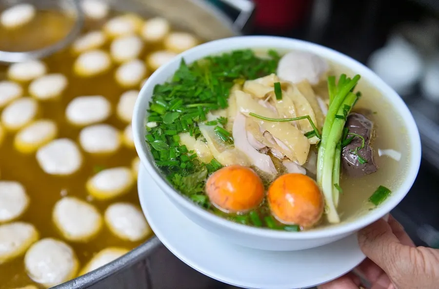 Chicken pho is a famous traditional Vietnamese dish, featuring a sweet and savory broth simmered from chicken bones, tender chicken meat, chewy rice noodles, and aromatic herbs, creating a refined and unforgettable flavor.