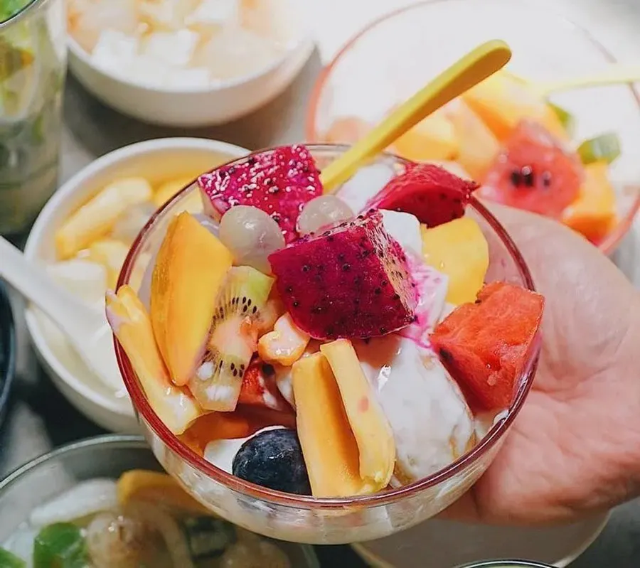 Best Vietnamese Desserts to Try in Ho Chi Minh City: A Sweet Guide for Food Lovers 11 Enjoy delicious Vietnamese tropical fruits on a Saigon street food adventure.