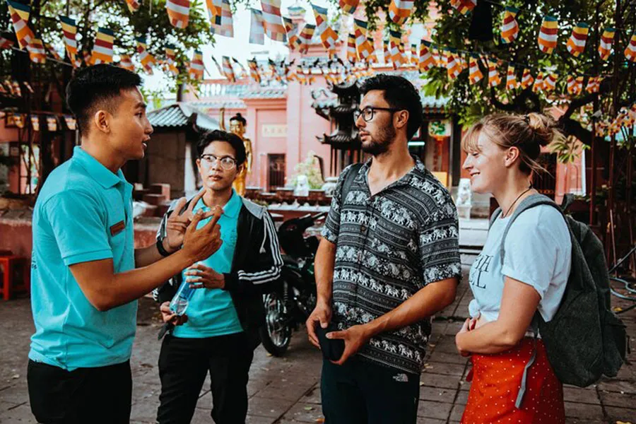 7 Best Neighborhoods to Explore on Foot in Ho Chi Minh City 5 Tourists learning about Vietnamese culture during a Saigon walking tour