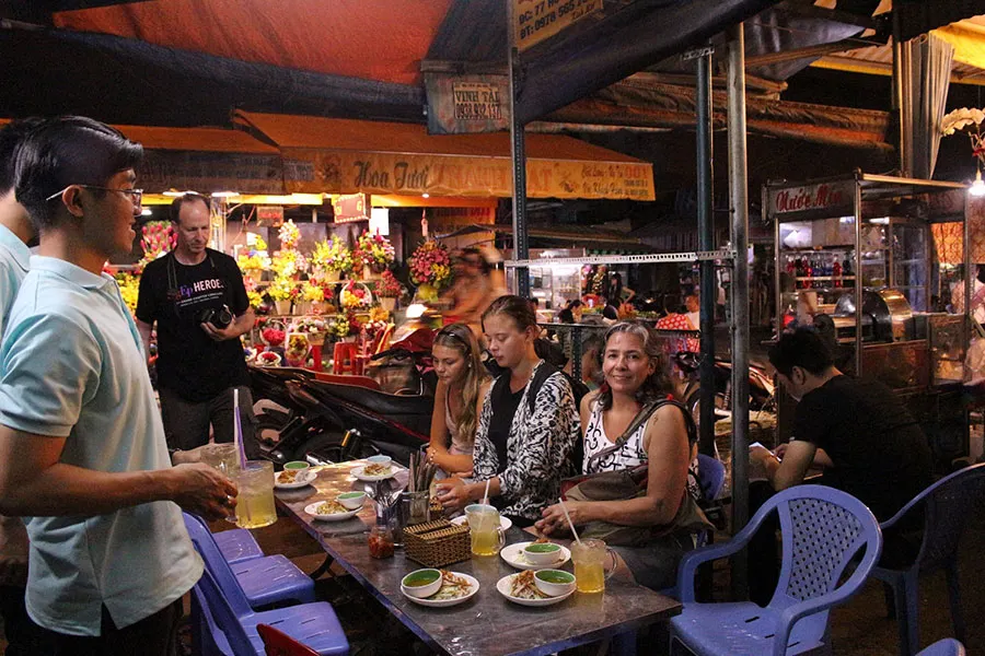 7 Best Neighborhoods to Explore on Foot in Ho Chi Minh City 13 Discovering hidden food streets in Ho Chi Minh City that only locals know