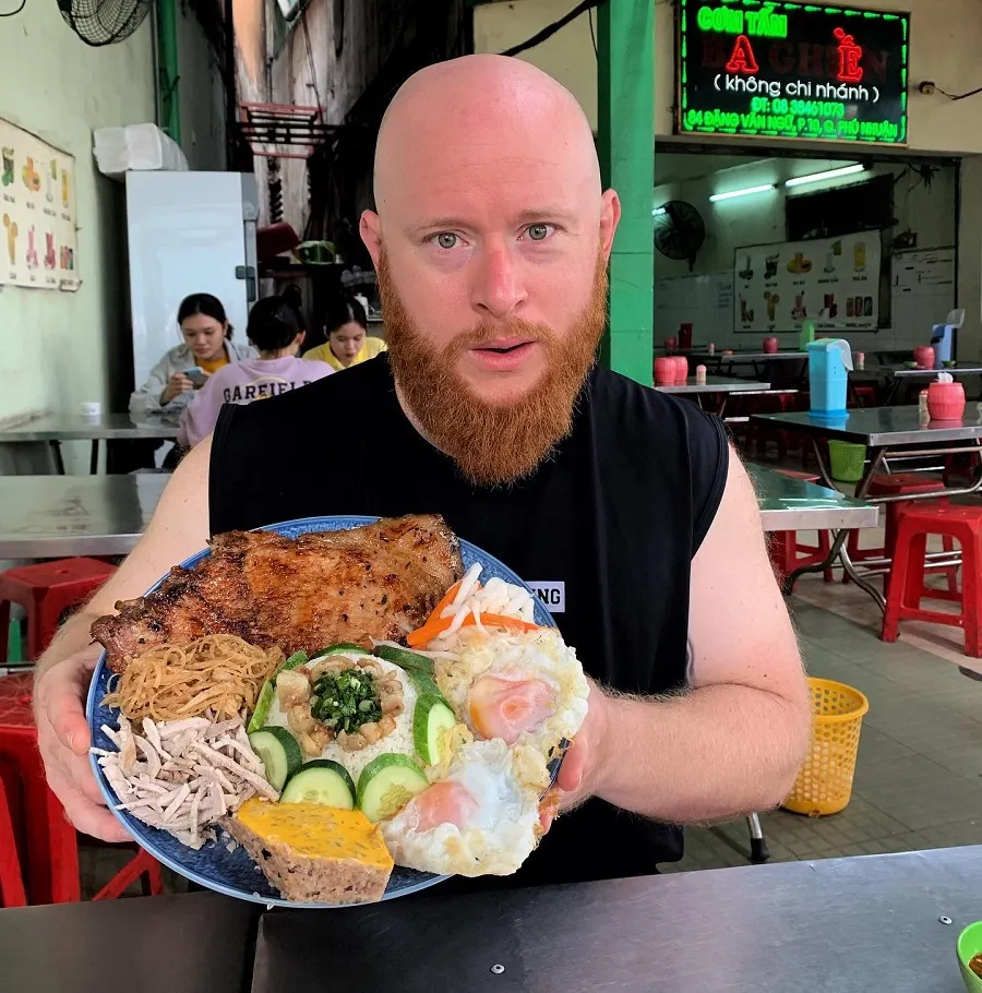 Best Street Food in District 10, Ho Chi Minh City 5 A delicious plate of Saigon cơm tấm every food lover should taste in Vietnam.