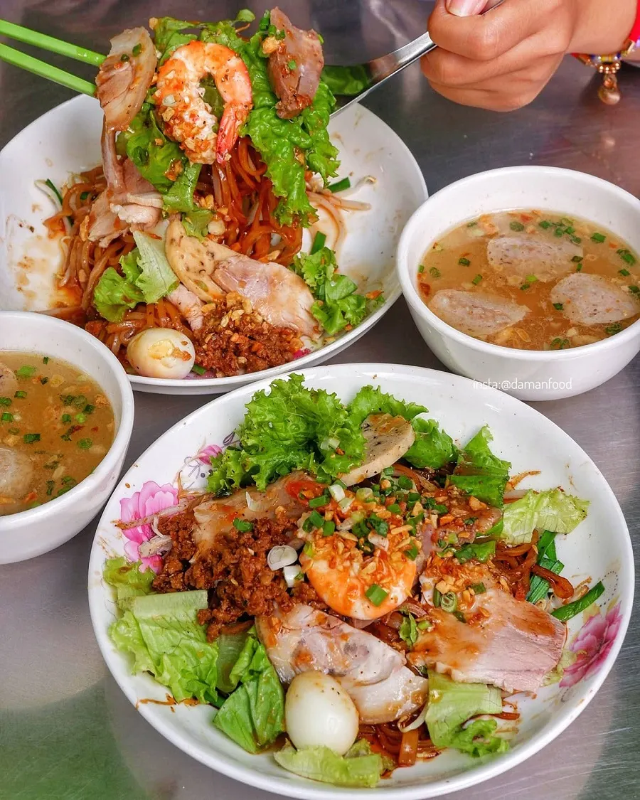 Best Hu Tieu in Ho Chi Minh City: What First-Time Visitors Should Know 3 Enjoy a bowl of Saigon seafood hu tieu with shrimp, squid, and savory broth.