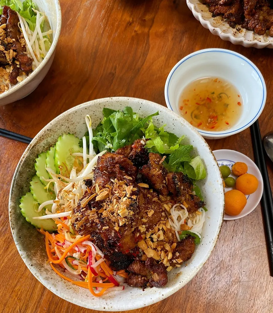 Best Street Food in District 10, Ho Chi Minh City 4 Taste authentic Ho Chi Minh City street food with a flavorful bowl of bún thịt nướng.