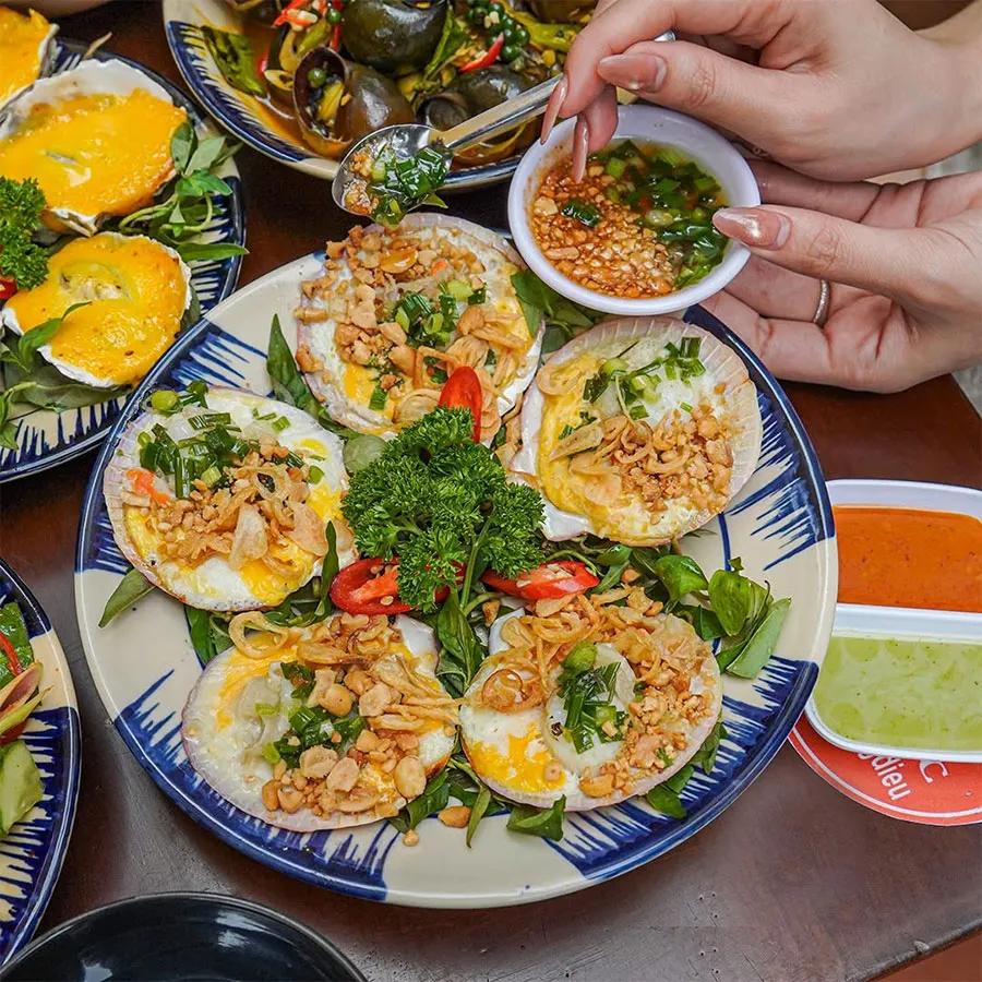 10 Best Vietnamese Snail Dishes to Try in Ho Chi Minh City 5 Grilled scallops with scallion oil offer a delicious balance of sweetness, smokiness and nutty flavour