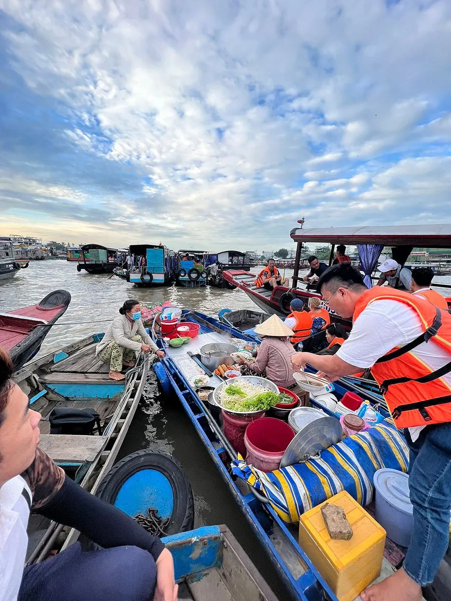 Cai Rang Floating Market: Complete Visitor Guide 3 Exploring Cai Rang Floating Market to experience traditional boat trading and Mekong Delta culture