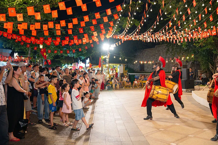 Phu Quoc vs Nha Trang: Which Beach Destination Is Better? 5 Walk through Phu Quoc Night Market and sample the island’s tempting street food