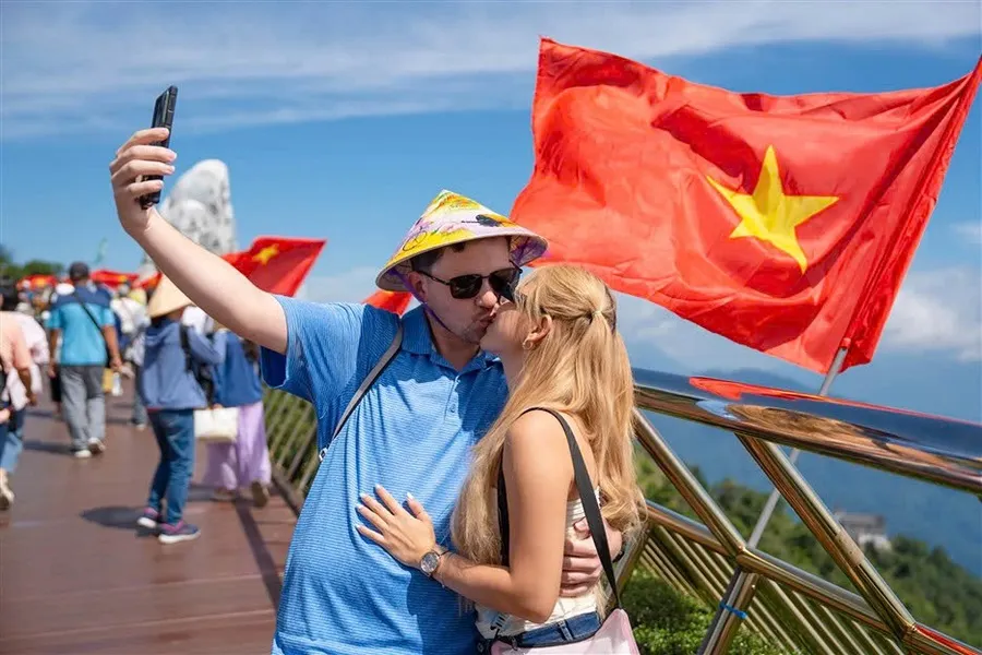 What Is It Like to Visit the Golden Bridge During Vietnam National Day? 5 Travelers capturing unforgettable photos at the Golden Bridge during Vietnam’s National Day celebrations