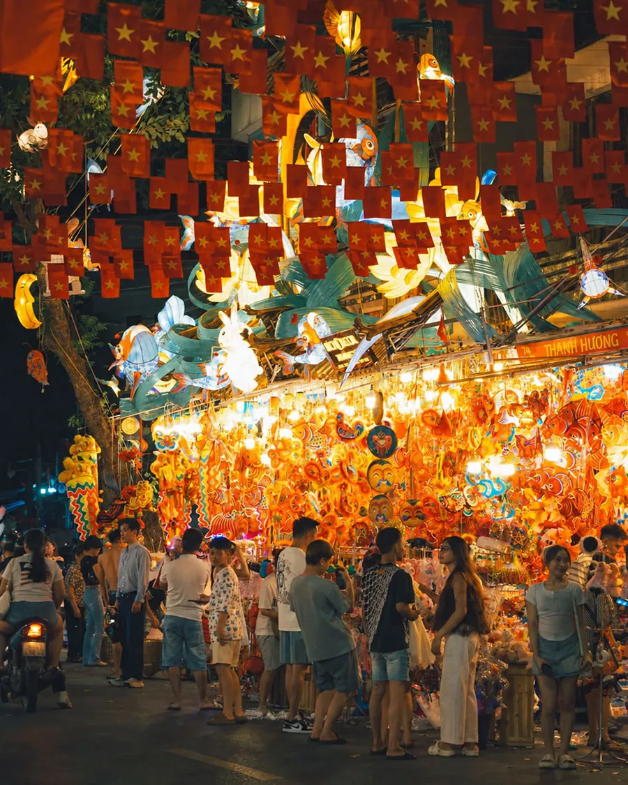 Mid-Autumn Festival in Ho Chi Minh City: 2026 Tourist Guide 3 Mid-Autumn Festival in Ho Chi Minh City with colorful lanterns on Luong Nhu Hoc Lantern Street