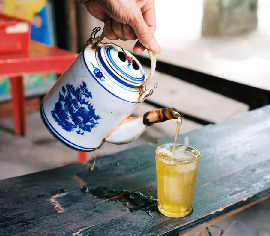 What Do Locals Drink in Ho Chi Minh City Besides Coffee? 1 Refreshing trà đá with ice, a common everyday drink enjoyed with lunch and dinner in Ho Chi Minh City
