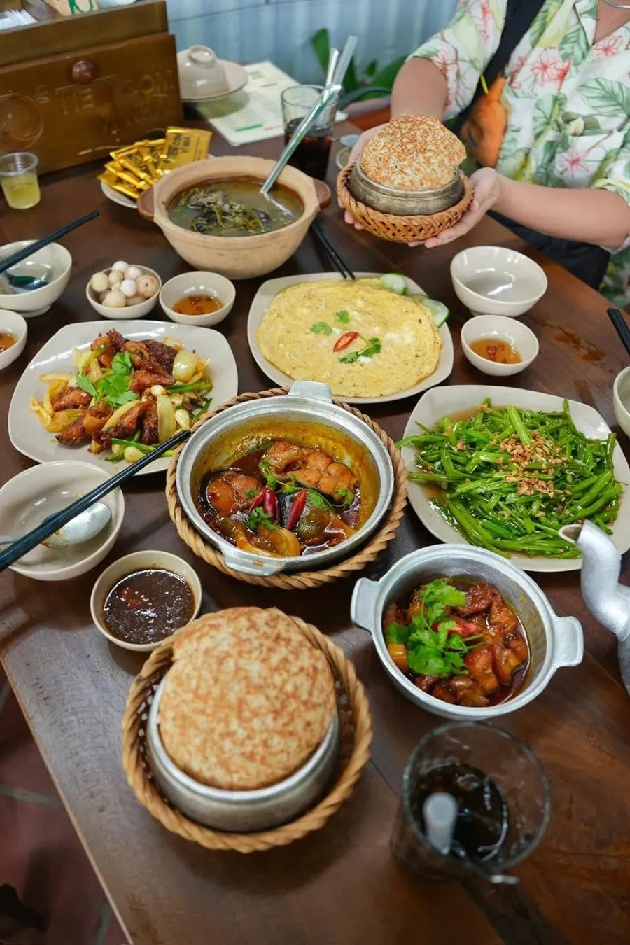 What Time Do Locals Eat in Ho Chi Minh City? A Guide to Saigon Meal Times 5 Traditional cơm bình dân shop serving affordable Vietnamese home-style dishes in Saigon