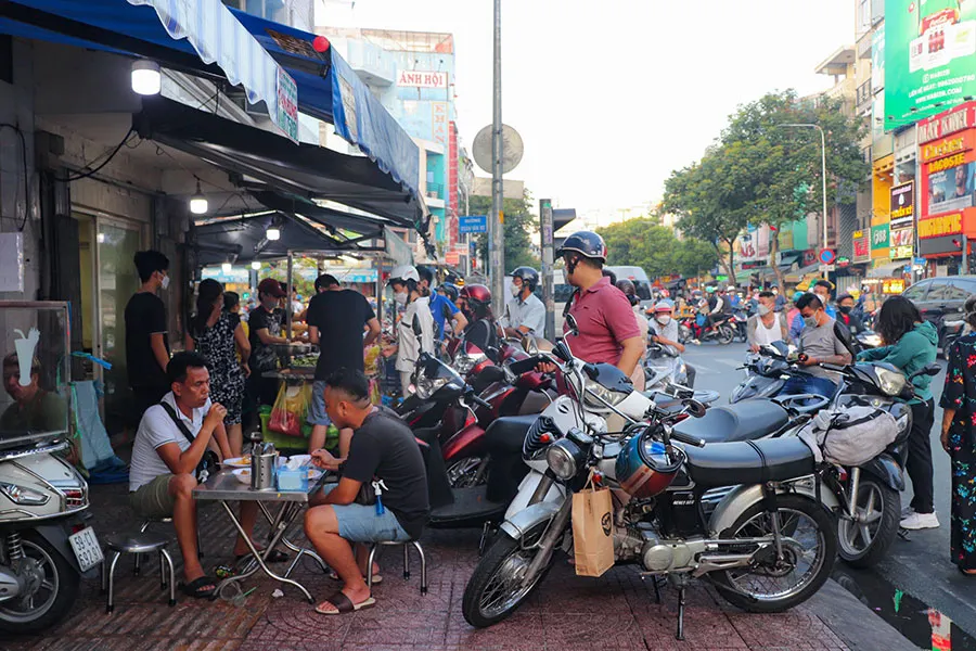 What Time Do Locals Eat in Ho Chi Minh City? A Guide to Saigon Meal Times 4 Lunchtime in Ho Chi Minh City usually runs from 11:00 AM to 1:30 PM.