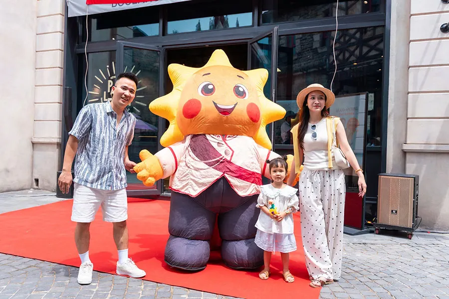 Ba Na Hills With Kids: A Practical Family Travel Guide 2 Parents and children enjoying the Golden Bridge at Ba Na Hills in Da Nang