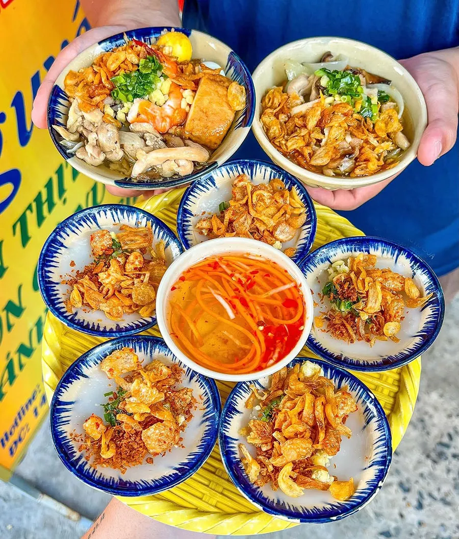 Vietnamese Rice Cakes Guide: 12 Traditional Cakes Travelers Should Try 3 Banh beo chen, traditional Hue steamed rice cakes served in small bowls with shrimp and scallion oil