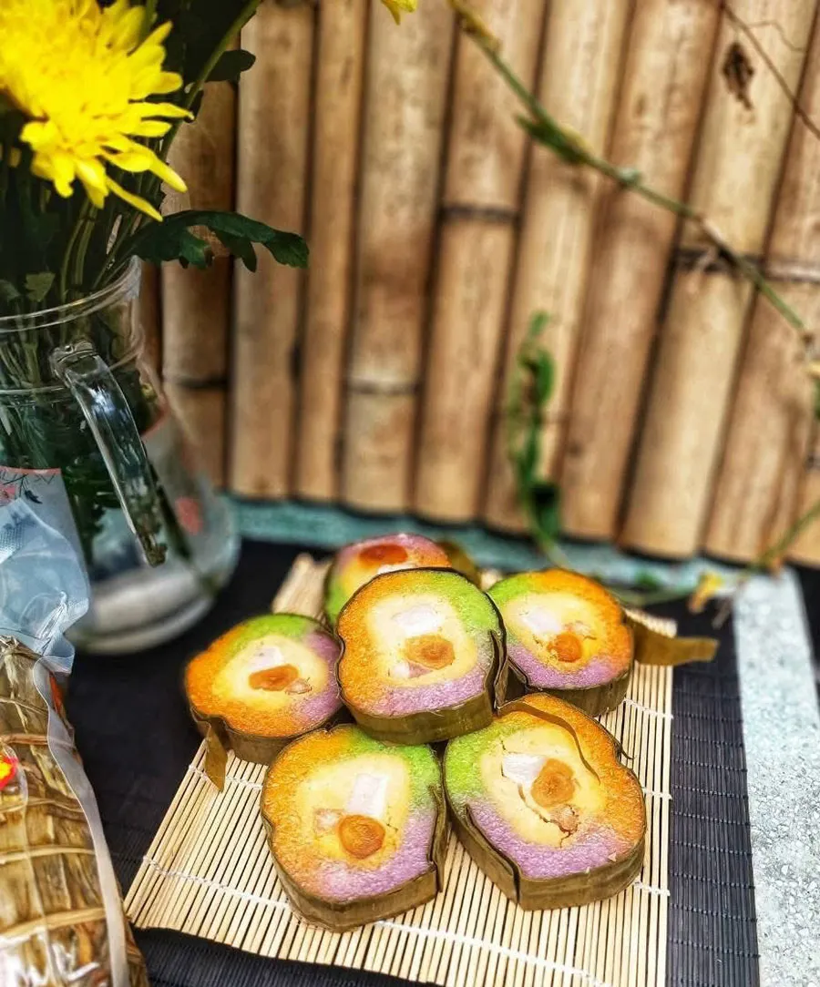 Vietnamese Rice Cakes Guide: 12 Traditional Cakes Travelers Should Try 2 Banh tet, a traditional Vietnamese sticky rice cake wrapped in banana leaves with mung bean and pork filling