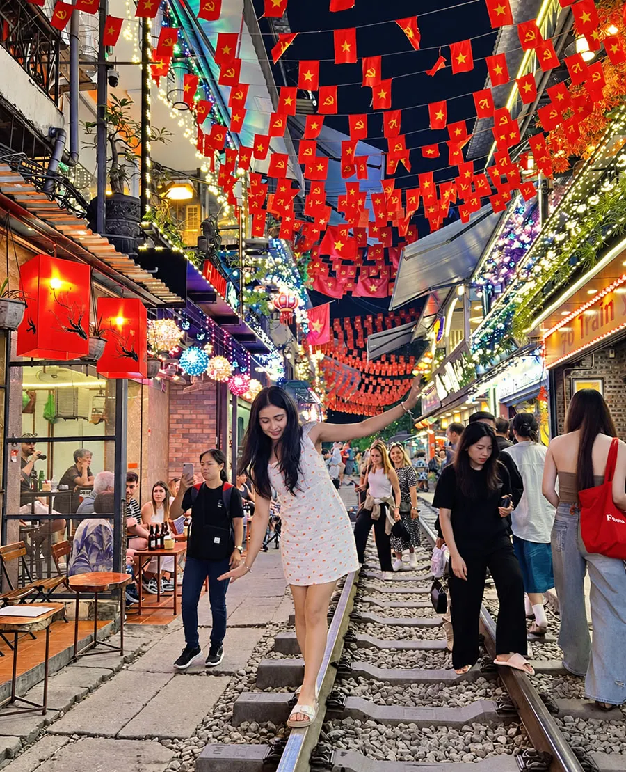Best Time to Visit Hanoi Train Street: Train Times, Crowds and Photography Tips 8 Capture the colorful atmosphere and beautiful moments of your visit to Hanoi Train Street.