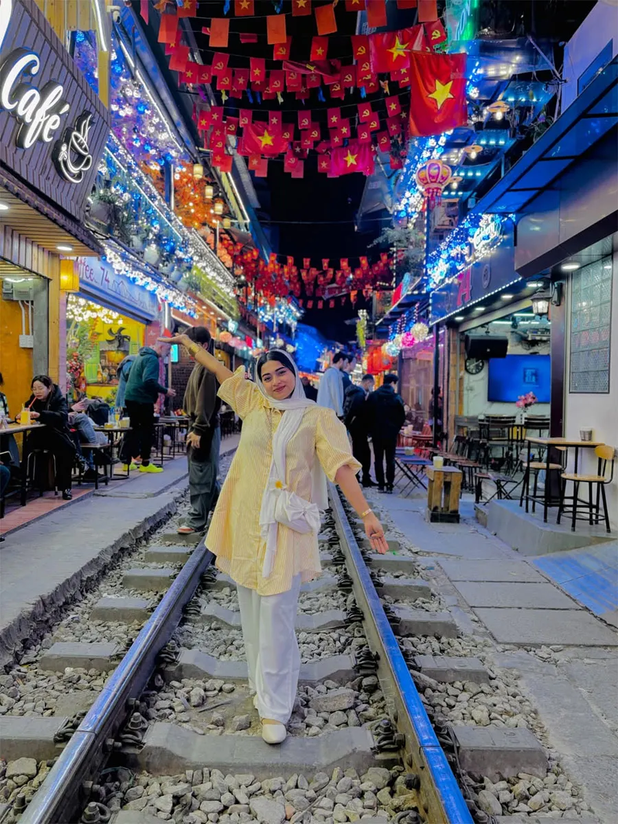 Best Time to Visit Hanoi Train Street: Train Times, Crowds and Photography Tips 7 Discover the popular Hanoi Train Street near the Old Quarter with colorful cafés and a distinctive railway atmosphere.