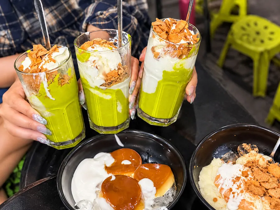 Da Nang Food at Night: What to Eat After Sunset 5 Enjoy kem bơ and colorful chè after exploring Da Nang food at night