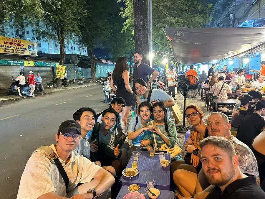 District 4 Ho Chi Minh City Guide: Food, Alleys and Riverside Life 3 District 4 Ho Chi Minh City travel experience with street food, cafés and local life