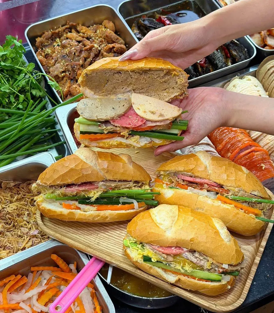 How Much Does Street Food Cost in Ho Chi Minh City? 2026 Price Guide 2 A Saigon bánh mì typically costs between 25,000 and 60,000 VND