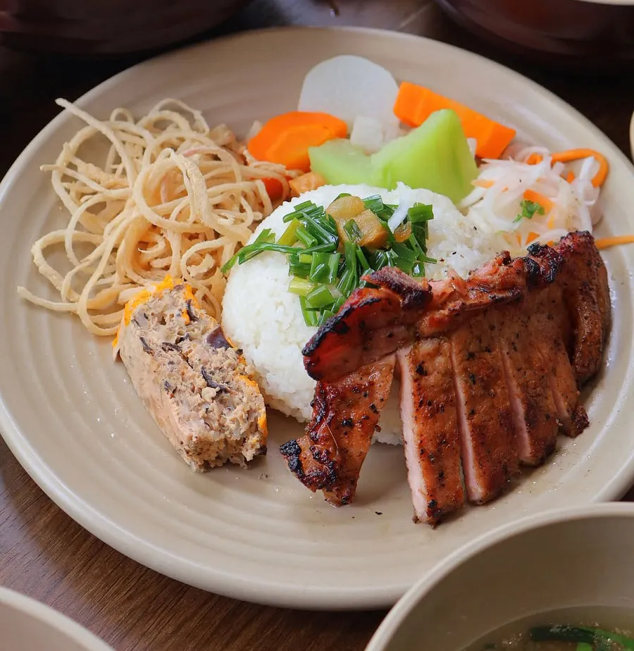 How Much Does Street Food Cost in Ho Chi Minh City? 2026 Price Guide 4 A plate of cơm tấm in Ho Chi Minh City costs around 40,000–90,000 VND