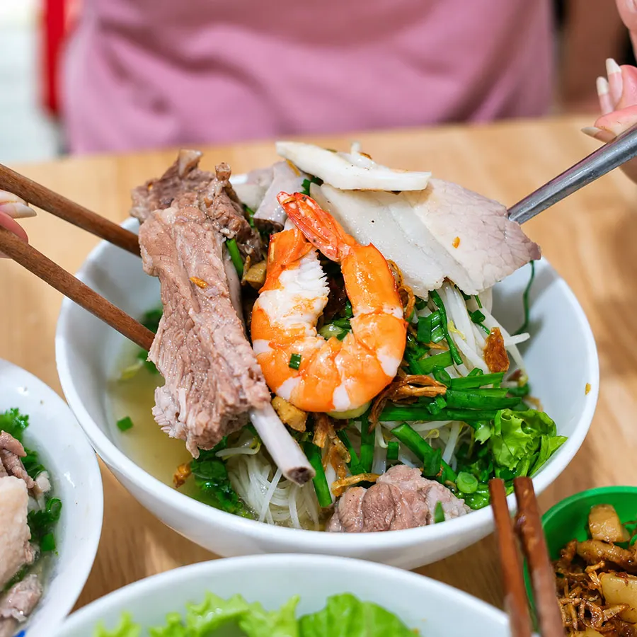 Hu Tieu Kho vs Hu Tieu Nuoc: Which Should You Try in Saigon? 2 Authentic hu tieu nuoc with aromatic pork bone broth and fresh vegetables