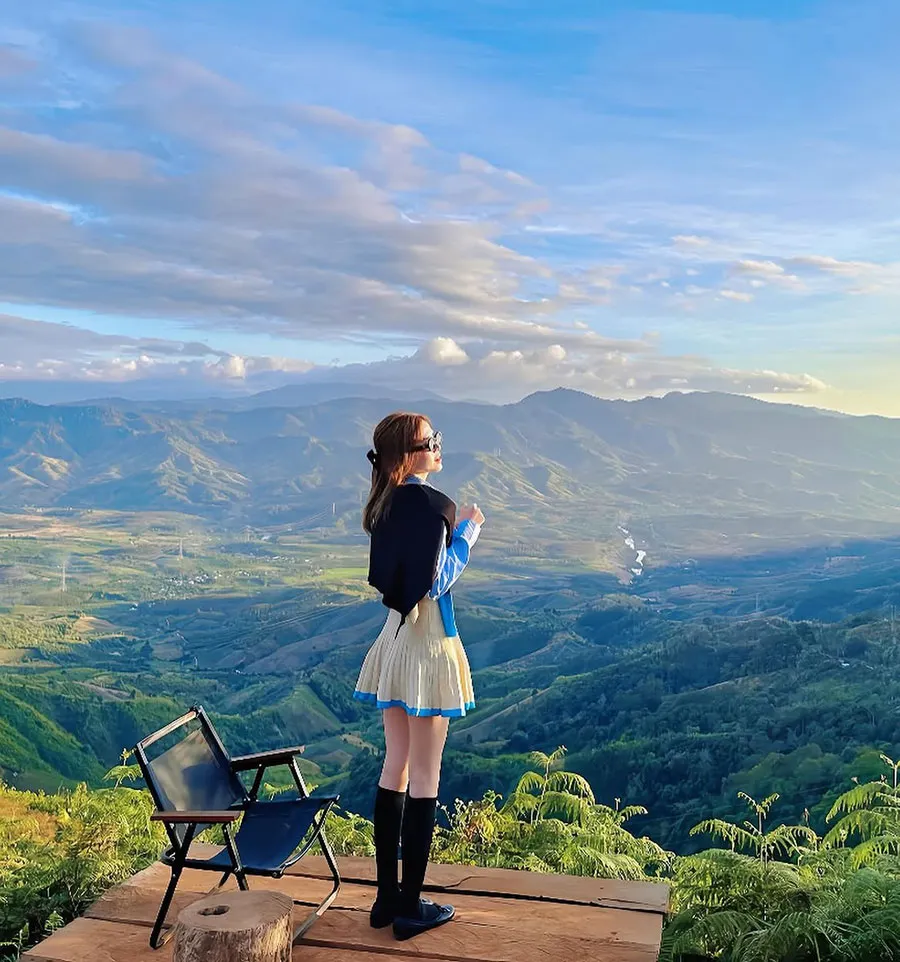 Mang Den Travel Guide: Waterfalls, Forests and Cool-Weather Escapes 3 Mist drifting across forested hills in the Mang Den highlands