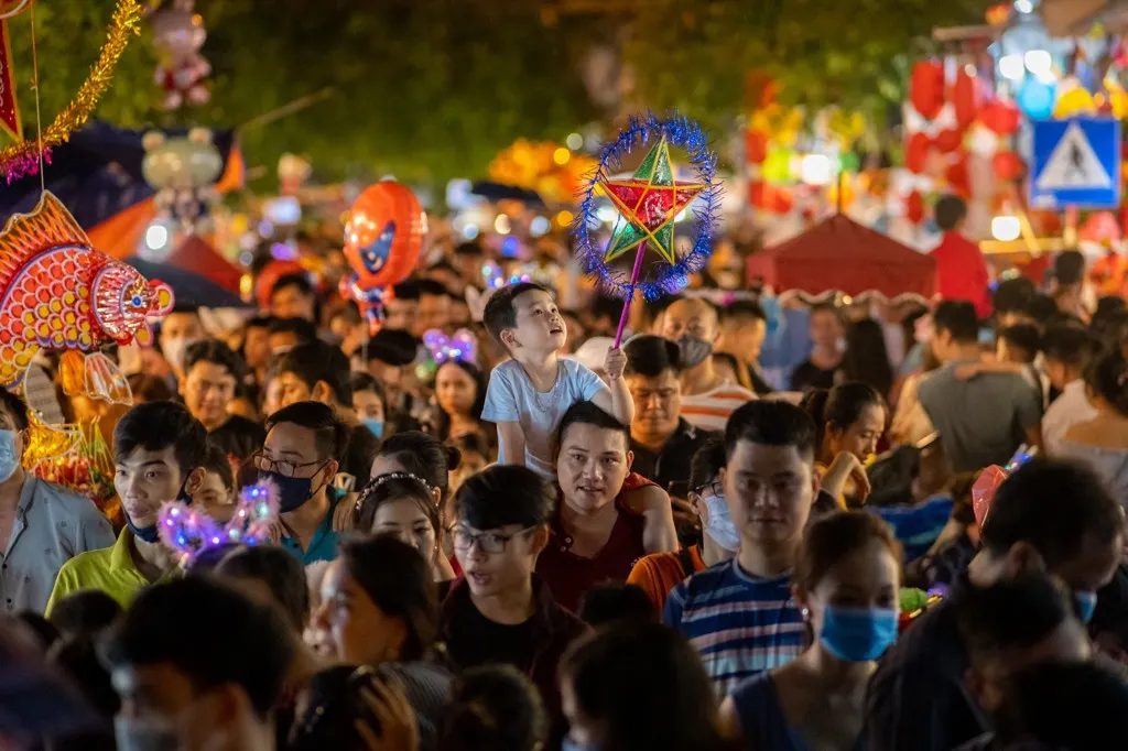 Where to See Mid-Autumn Lanterns in Ho Chi Minh City 4 Families gather on Saigon streets to celebrate a traditional Mid-Autumn Festival