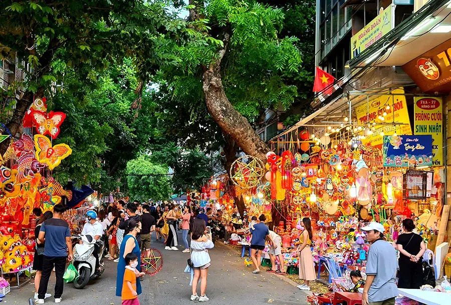 Where to See Mid-Autumn Lanterns in Ho Chi Minh City 6 Crowds gather on Nguyễn Huệ Walking Street during the Mid-Autumn Festival