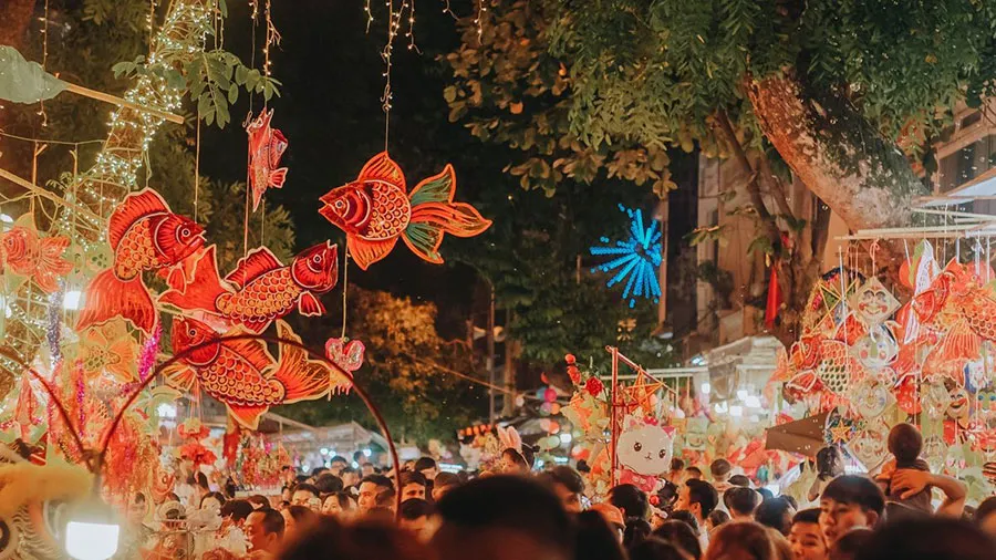Where to See Mid-Autumn Lanterns in Ho Chi Minh City 2 Visitors explore the colorful lantern quarter in Chợ Lớn, District 5