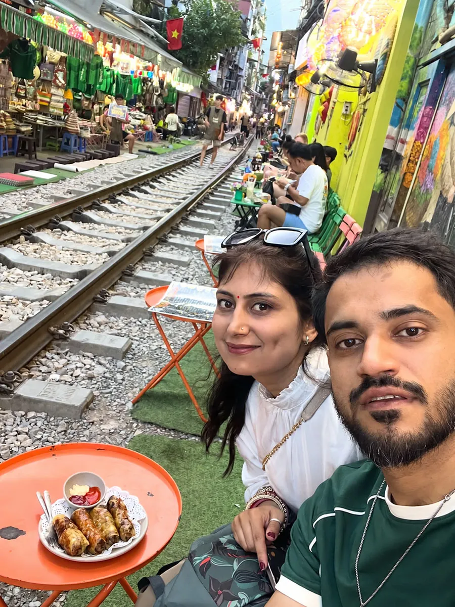 Hanoi Train Street Food Guide: What to Eat and Drink Near the Railway 7 Freshly fried nem rán is a flavorful local snack worth trying beside the railway.