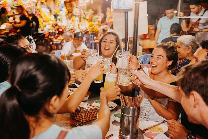 Which District Has the Best Street Food in Ho Chi Minh City? 2 Explore the best neighborhoods for street food in Saigon and enjoy local specialties, vibrant markets and authentic Vietnamese dining.