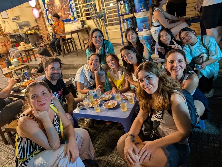 How to Eat Street Food Safely in Ho Chi Minh City: A Practical Traveler’s Guide 2 Travelers share tasty local dishes prepared with care in Ho Chi Minh City