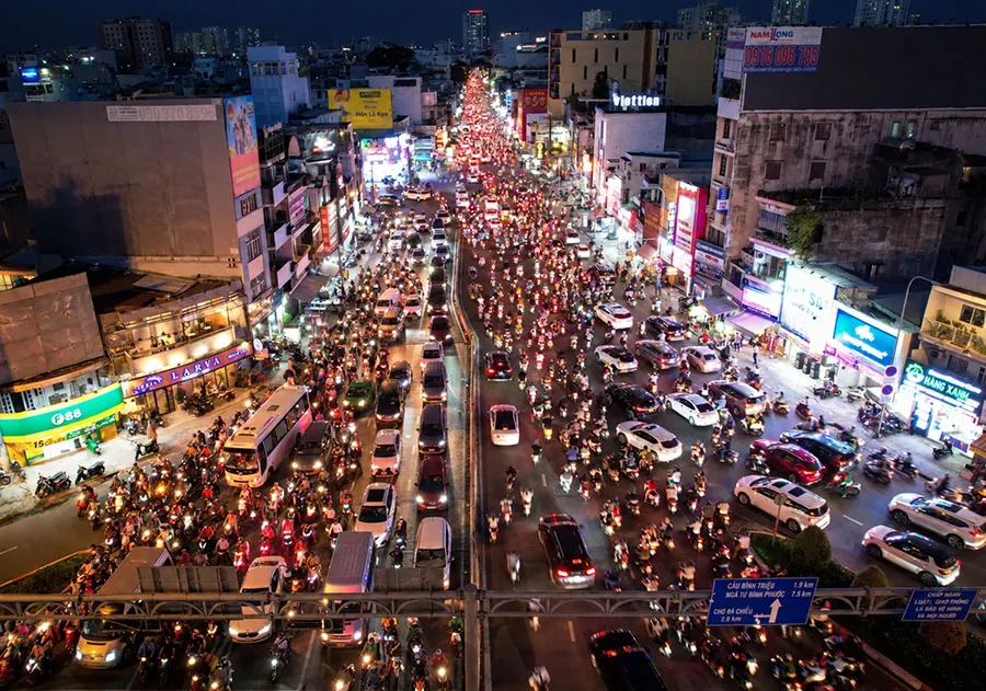 Saigon Rush Hour: Best Travel Times and Congestion Hotspots 4 Roads near Tan Son Nhat Airport can experience heavy traffic during peak hours