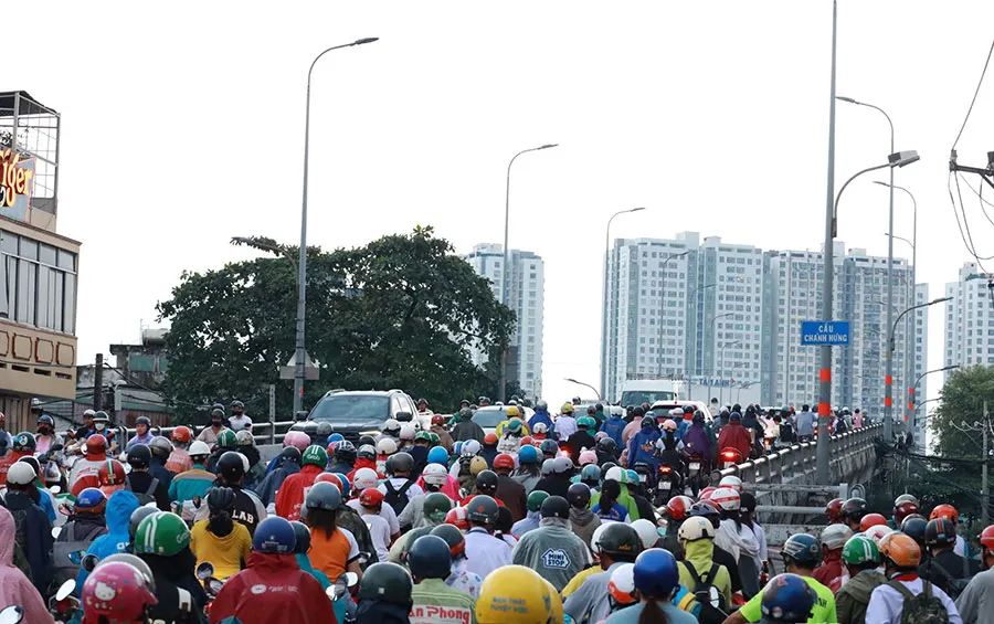 Saigon Rush Hour: Best Travel Times and Congestion Hotspots 6 Heavy commuter traffic can delay journeys between downtown Saigon and the eastern side of the city