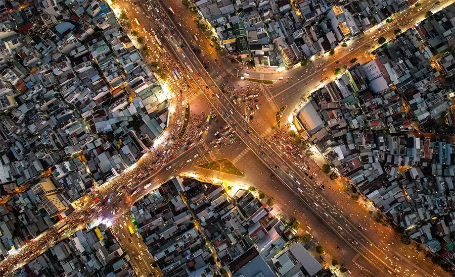 Saigon Rush Hour: Best Travel Times and Congestion Hotspots 1 Motorbikes and cars fill central Ho Chi Minh City streets during peak travel hours