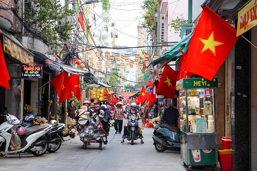 The Sounds of Saigon: What Everyday Street Noises Really Mean 2 Street vendors, motorbikes and sidewalk cafés creating Saigon’s familiar urban soundscape