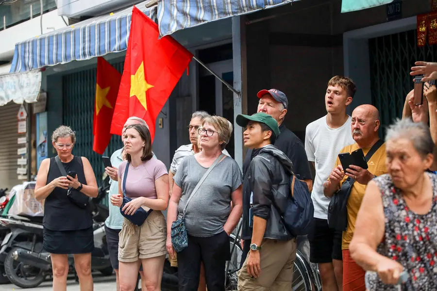 The Sounds of Saigon: What Everyday Street Noises Really Mean 5 Travelers experiencing the distinctive sounds of daily street life in Saigon