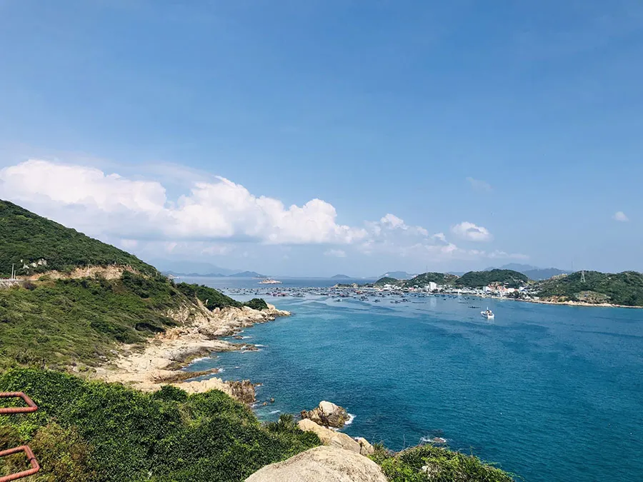 Vinh Hy Bay Travel Guide: Beaches, Coral and Scenic Coastal Roads 3 Vinh Hy Bay on the south-central coast of Vietnam near Nui Chua National Park