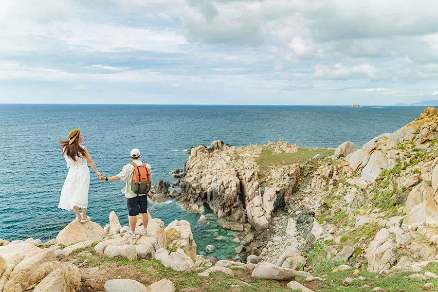 Vinh Hy Bay Travel Guide: Beaches, Coral and Scenic Coastal Roads 1 Vinh Hy Bay showcasing a perfect blend of mountain landscapes, fishing-village charm and peaceful marine experiences