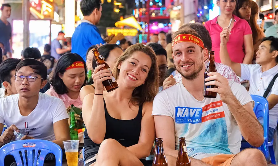 Bia hoi in Hanoi: How to order, what to eat and what it costs 3 A memorable Hanoi travel experience with fresh bia hoi, welcoming locals and the charm of a traditional Vietnamese beer shop.