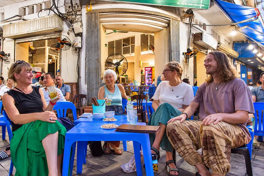 Bia hoi in Hanoi: How to order, what to eat and what it costs 4 Begin your Hanoi bia hoi experience around Ta Hien and Luong Ngoc Quyen, where small tables fill with evening conversation